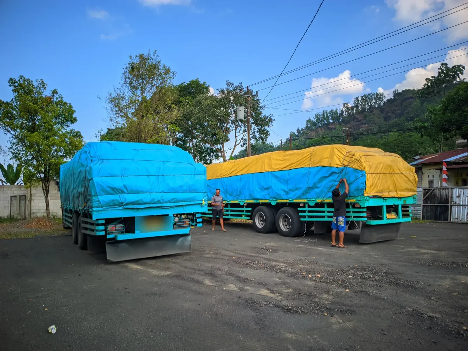 Muatan ditutup terpal sebelum jalan