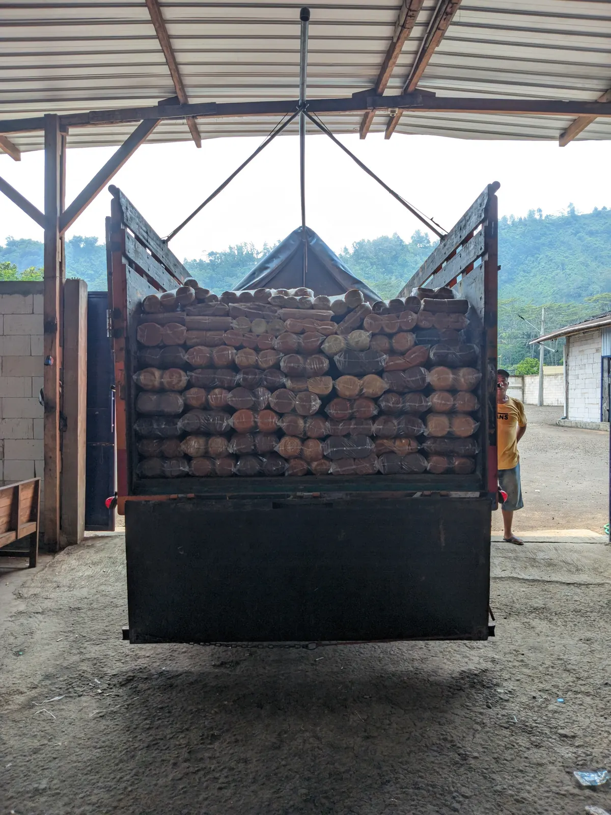 Gula cetak terbungkus rapi di bak truk