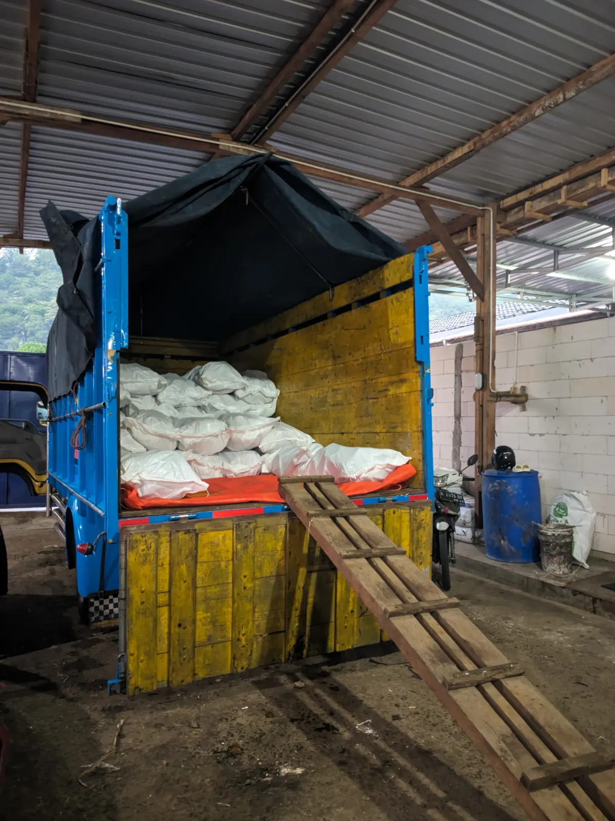 Karung ditata sebelum pengiriman