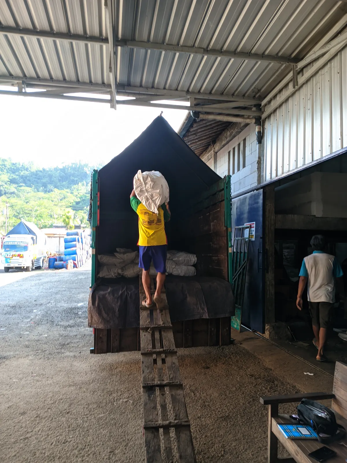 Muat karung dari gudang ke truk